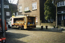 108638 Afbeelding van de bezorgauto van aardappel- en groentehandel M.N. Koot en Zn (Griftstraat 20) in de ...